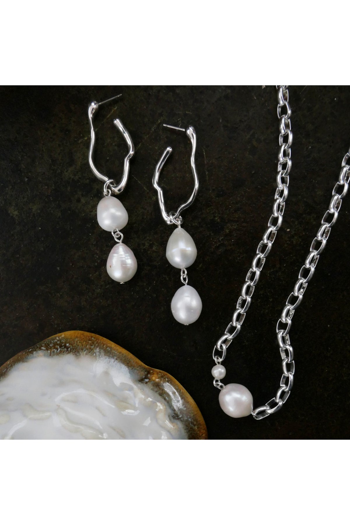 Short Necklace With Two Pearls