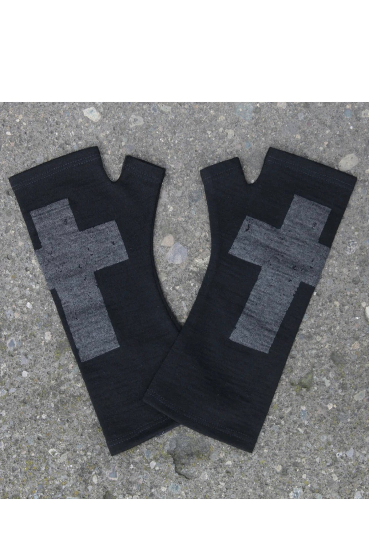 Black Anthracite Cross Merino Gloves