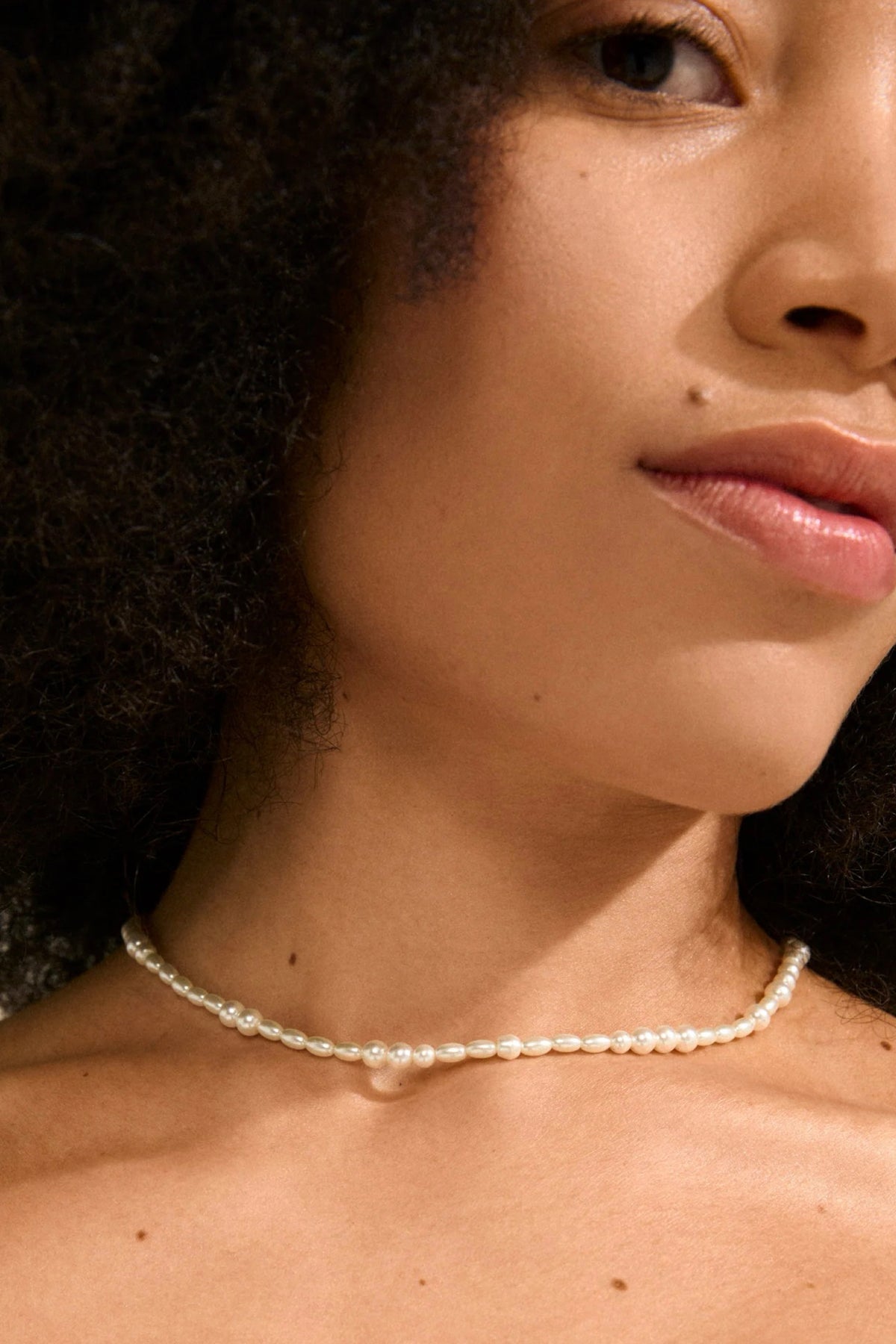Elliana White Necklace Gold Plated