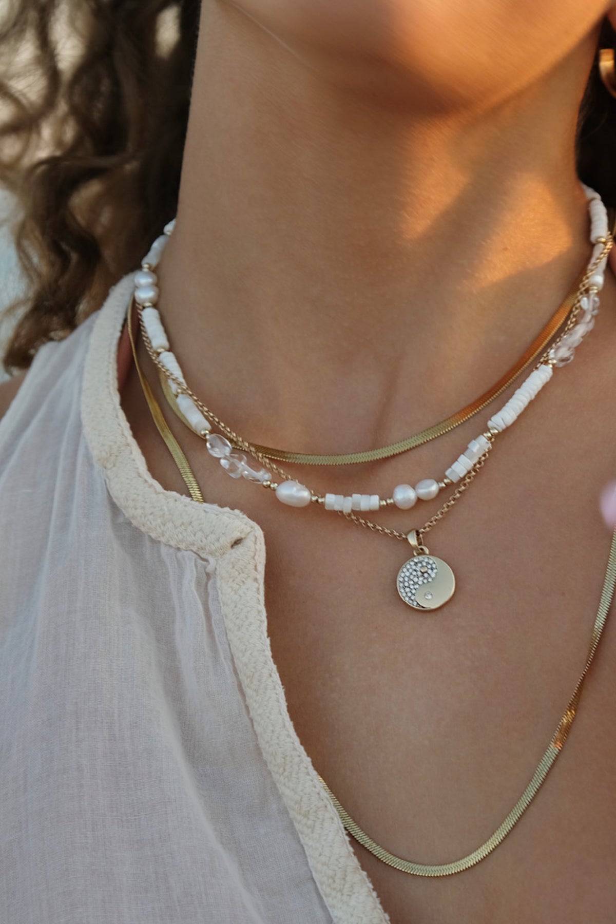 White Delight Short Chain Necklace